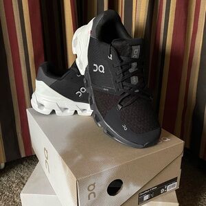 NWT Cloudflyer 4 wide!